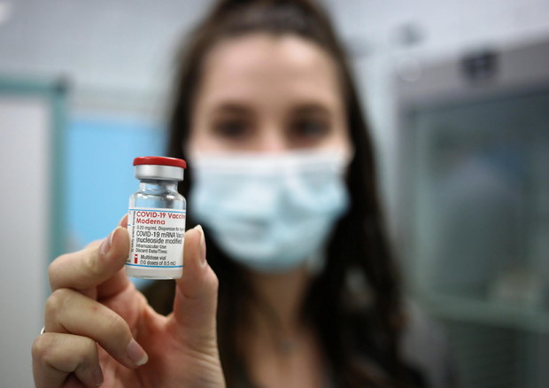 Vaccini venduti a peso d'oro e "immuni" al Fisco: così Big Pharma fa affari miliardari