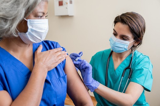 Bolzano, scoppia il caso dei medici obbligati al vaccino da una legge "col trucco"
