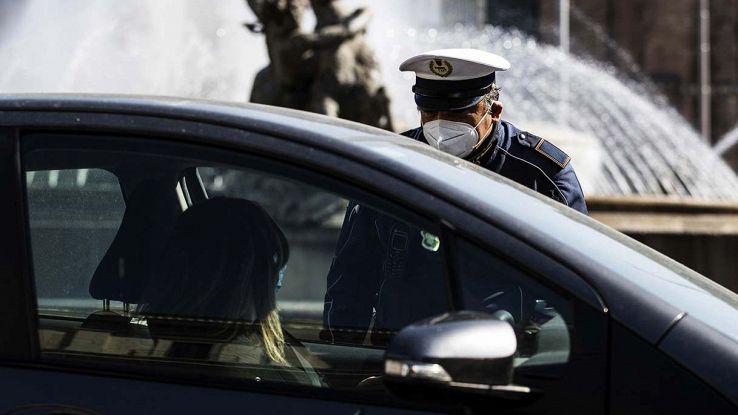 Variante Delta, il ricatto è servito: "Obbligo vaccinale o serviranno nuovi lockdown"