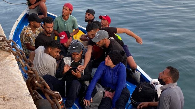 Lampedusa, altra notte di sbarchi: 552 migranti arrivati su quattro barconi