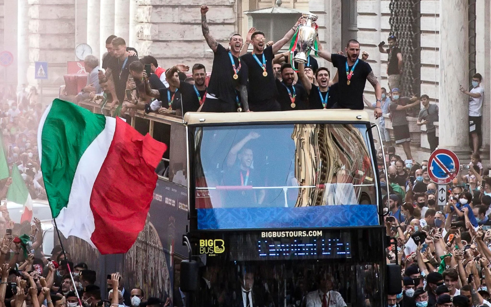 Travaglio contro i tifosi Azzurri: "Notti magiche ...