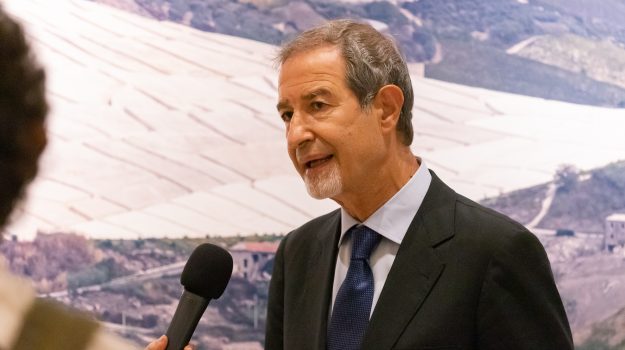 Sicilia, sospesa l'ordinanza che vietava l'ingresso negli uffici senza il Green pass