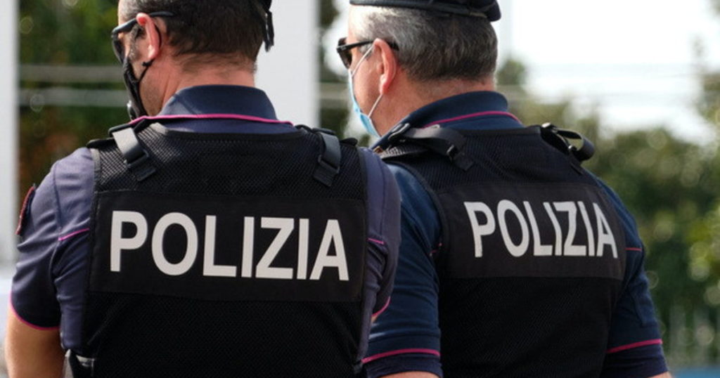 Green pass obbligatorio in mensa: poliziotti e carabinieri costretti a mangiare sul marciapiede
