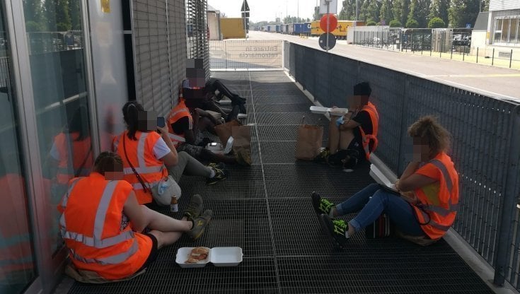 Ora chi non ha il Green pass è costretto a mangiare a terra. La foto scandalo