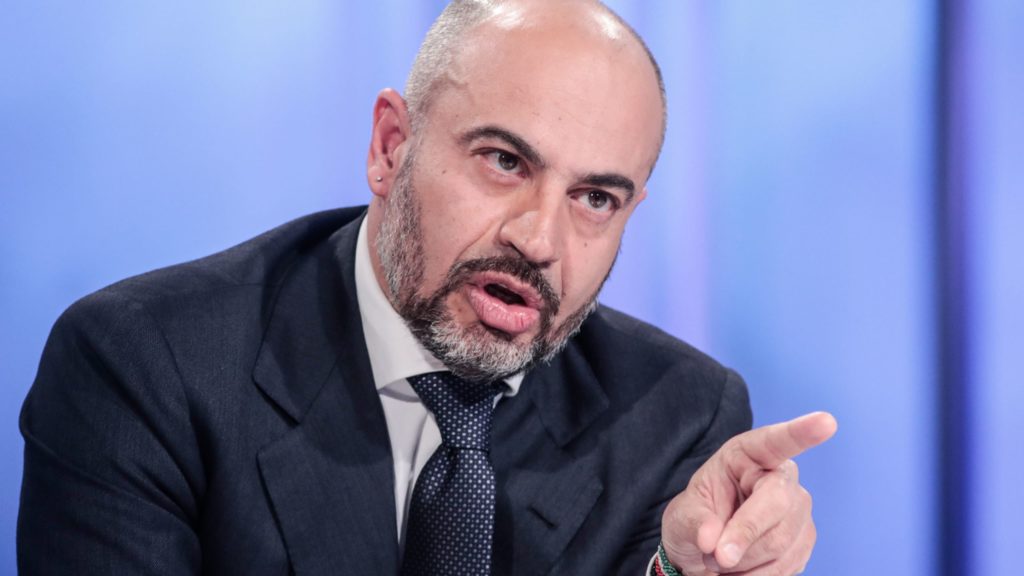 Paragone: "Questo è un governo di vigliacchi che toglie i diritti ai lavoratori" 