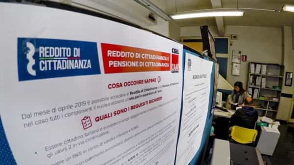 Il reddito di cittadinanza non funziona. E il governo vuole allargarlo agli stranieri 