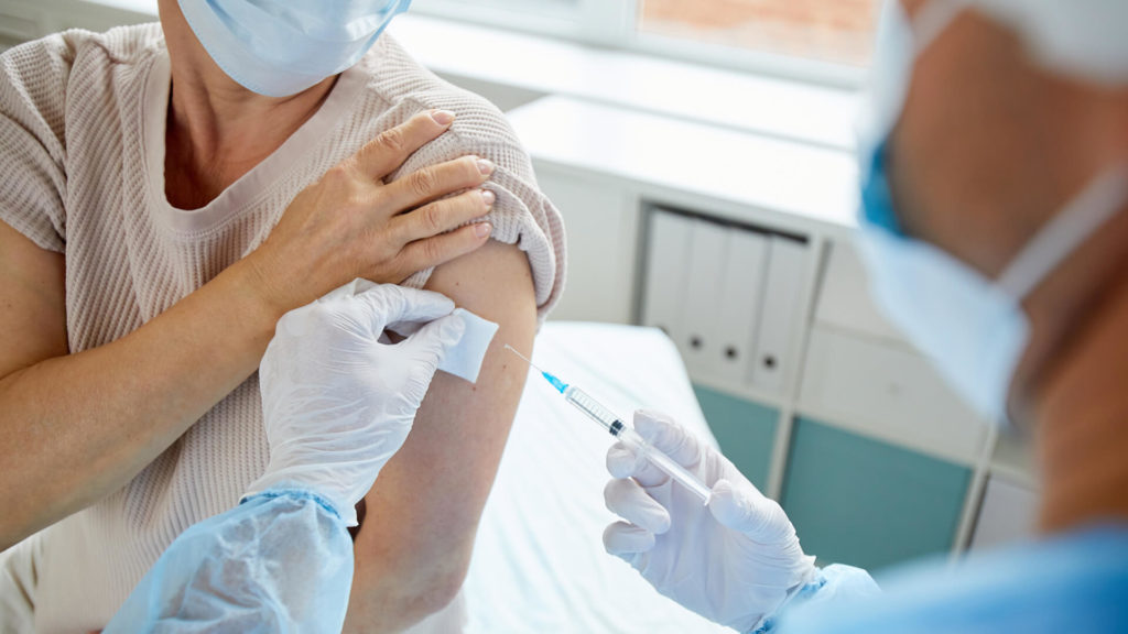 L'allarme del virologo: "I vaccini mutano il dna: ecco cosa succede al nostro corpo"