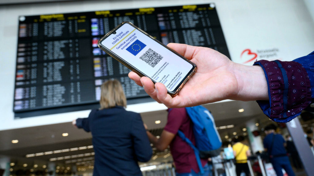 Green pass sul treno? I passeggeri devono averlo, il personale no. L'ennesima follia