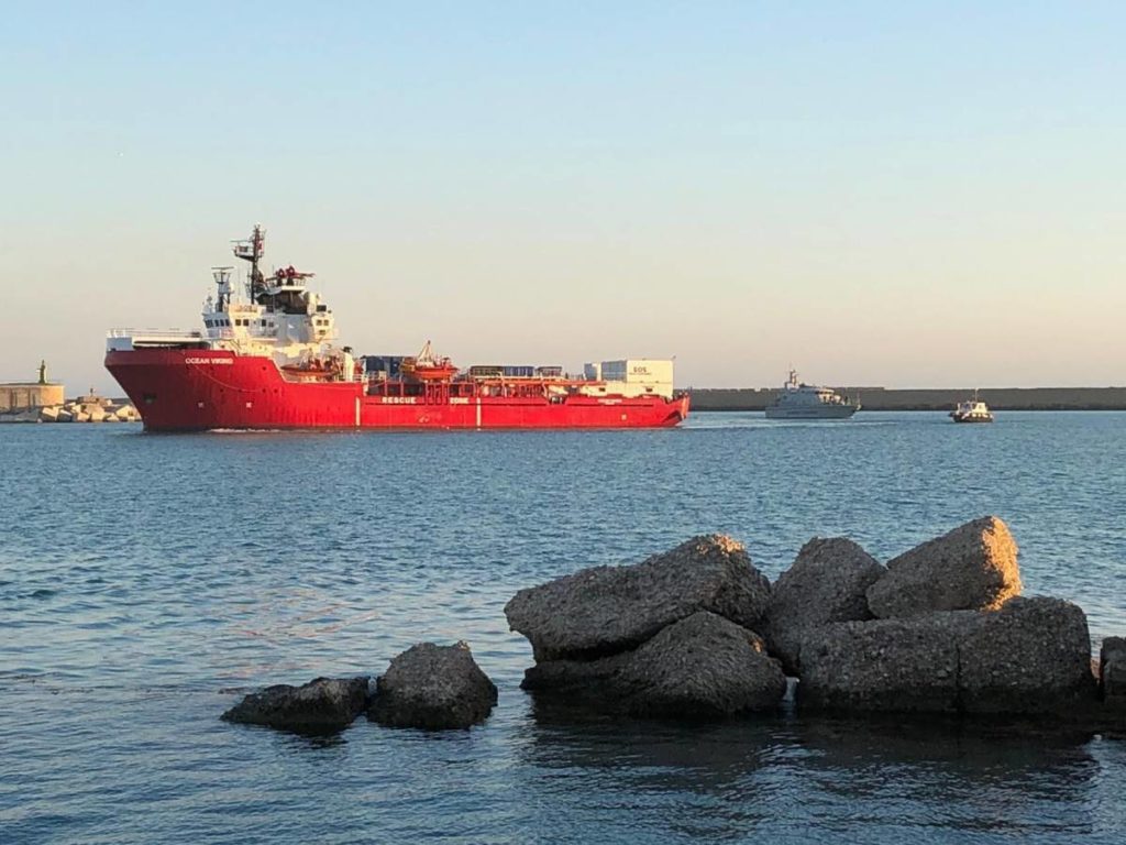 Emergenza migranti, l'Ocean Viking sbarcherà oltre 100 persone in Sicilia
