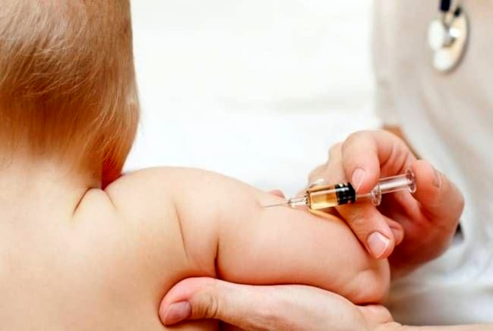 "Un vaccino per i neonati": le case farmaceutiche pronte a fare i soldi anche con i più piccoli