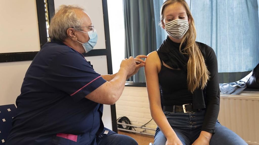 Vaccini, nuovi rischi di trombosi inseriti nel bugiardino: la decisione dell'Ema