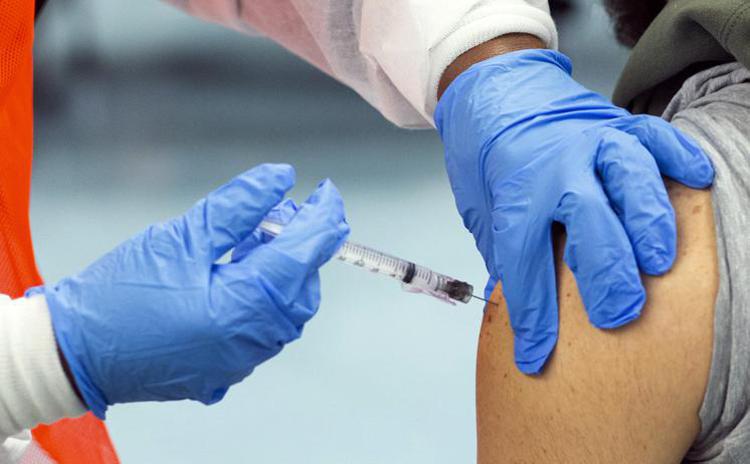 Vaccini, i conti non tornano: le incongruenze dei rapporti Aifa