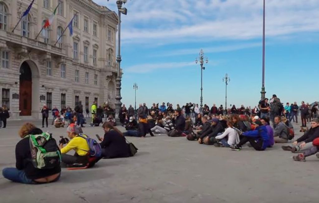 La marea No Green Pass inonda Trieste, anche a Genova interviene la polizia 