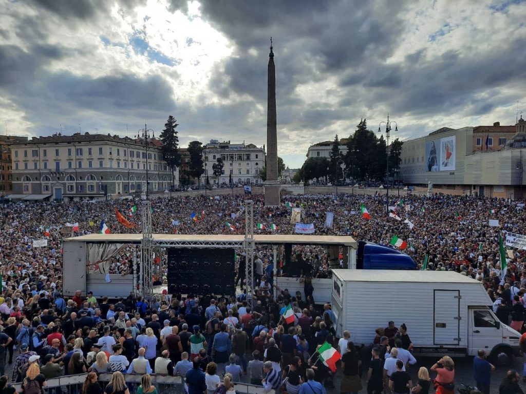 L'Italia scende in piazza: da Nord a Sud, monta la rabbia contro il governo Draghi
