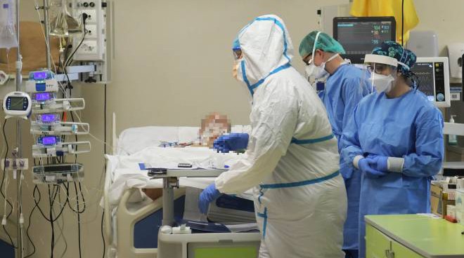 "Covid, 7 vaccinati su 10 ricoverati in terapia intensiva": l'allarme dagli ospedali