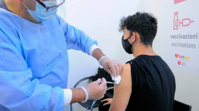 "Dopo il vaccino servono 7 giorni di riposo": Israele conferma i rischi per il cuore