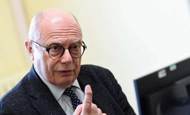 Una mascherina è per sempre: l'angosciante profezia di Galli