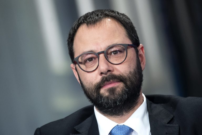 Il governo pronto a svendere le spiagge italiane. La conferma arriva da Patuanelli