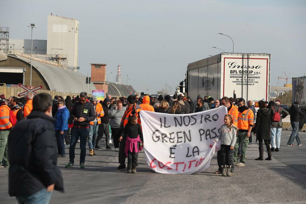 Ravenna, le proteste No Green Pass bloccano il porto: camion in fila per chilometri