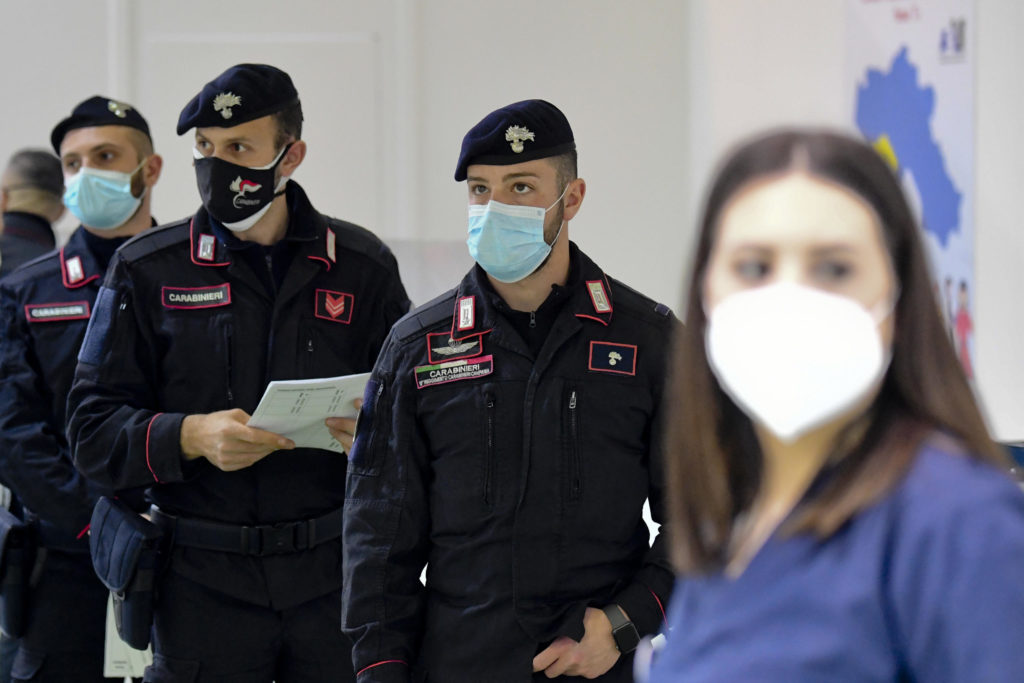 L'allarme dei carabinieri: "Green pass? Ostacola noi e aiuta i delinquenti"

