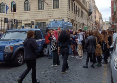 Roma, scontri tra studenti e polizia fuori da un liceo: ferito un ragazzo
