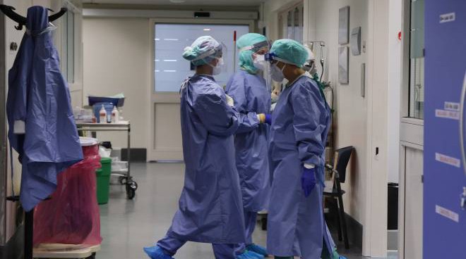 "Ritorsioni e minacce di licenziamento": la denuncia degli operatori delle Rsa