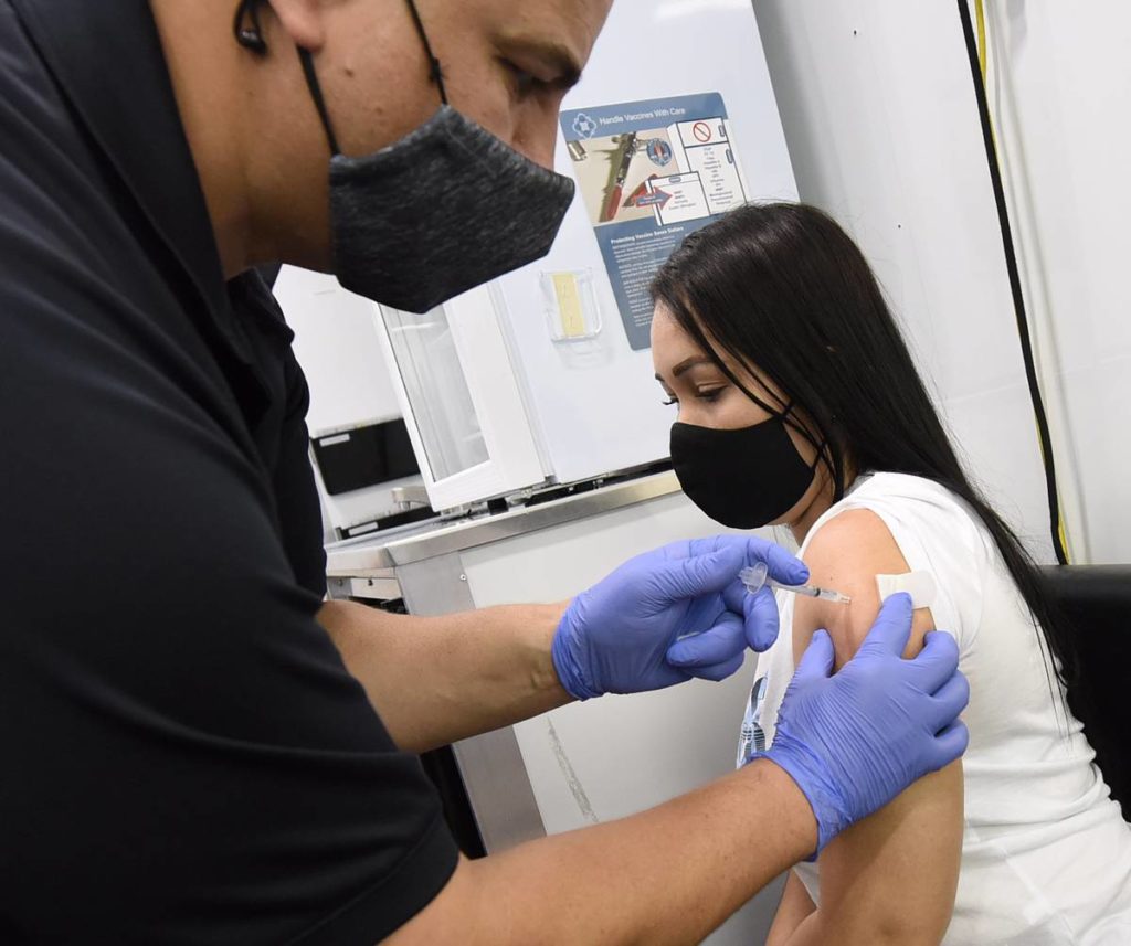 Miocarditi nei giovani, Pfizer modifica il vaccino: ma siamo sicuri di poterci fidare?