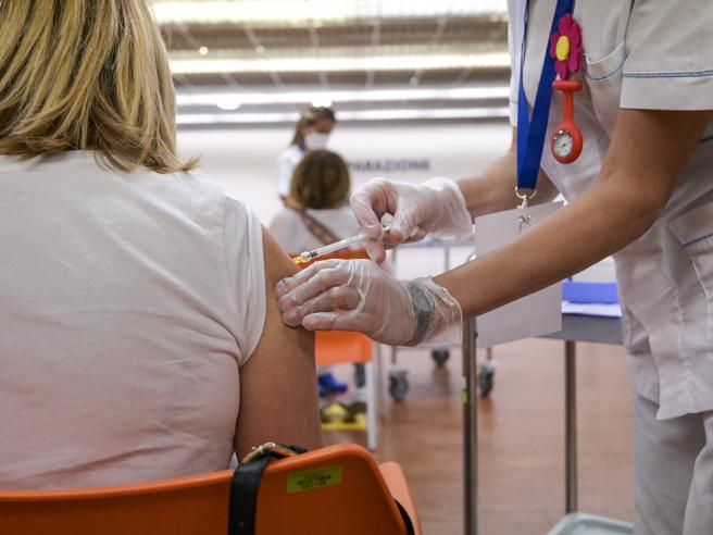 Emilia Romagna, emergenza operatori sanitari: un esercito di medici e infermieri non vaccinati
