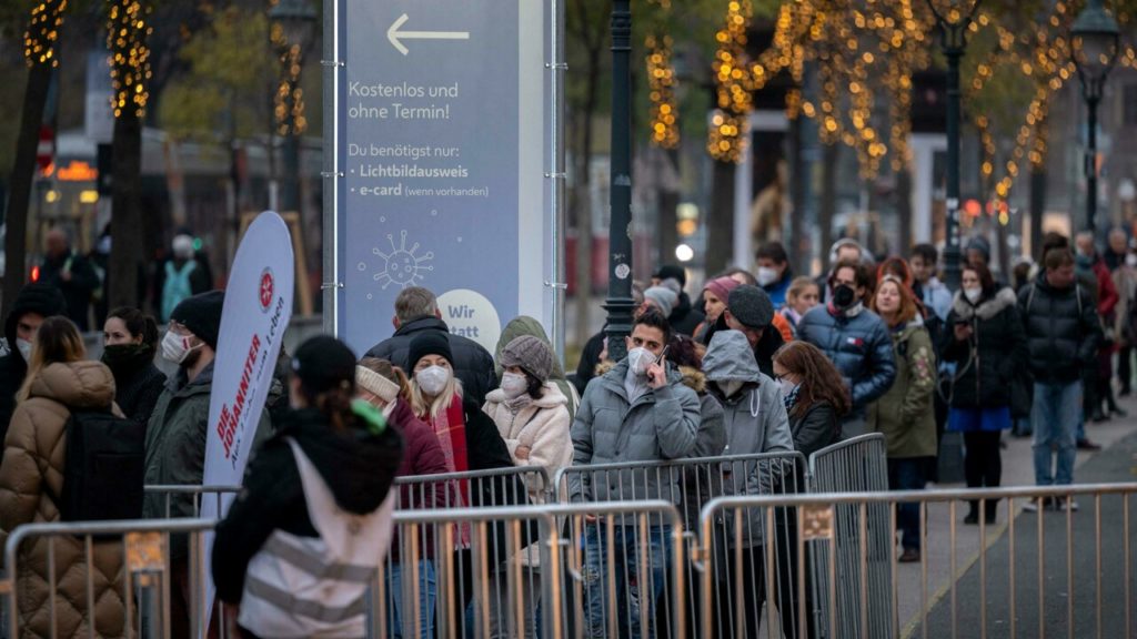 Austria, scatta l'obbligo vaccinale per tutti: una decisione senza precedenti in Europa