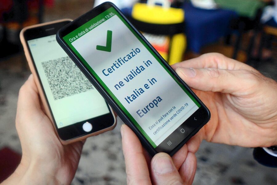 Terza dose per tutti e nuove regole per il Green pass: come sarà il Natale firmato Draghi