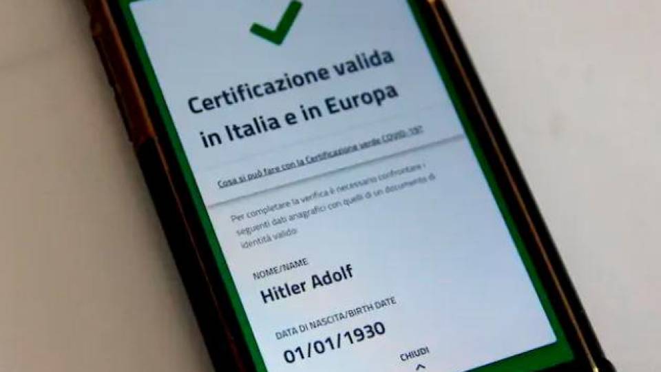 Ecco perché non si possono revocare i Green pass di "Adolf Hitler" e "Topolino"
