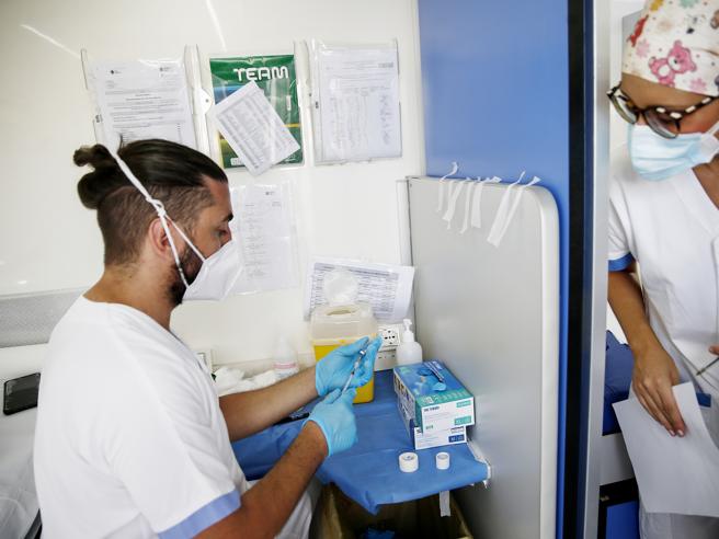 Il governo vuole vaccinare tutti, ma le dosi non bastano: scatta la corsa alle pillole anti-Covid