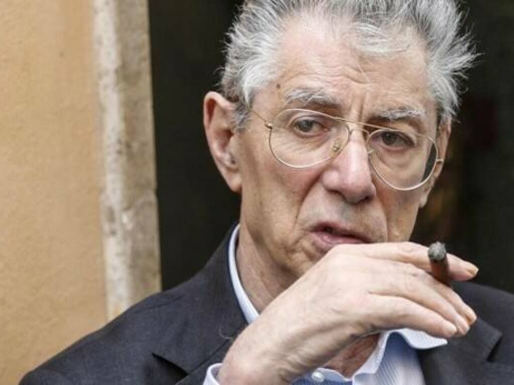 "Draghi o Berlusconi? Nessuno dei due". Bossi rivela chi la spunterà nella corsa al Colle