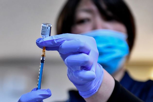 Vaccino ai bambini, il Giappone lancia l'allarme: "Rischio di gravi effetti collaterali"
