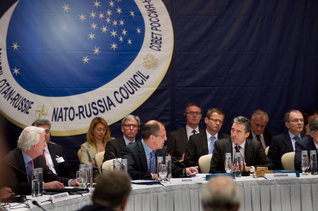 Riunione del Consiglio NATO-Russia a Sochi, in Russia. Da sinistra a destra: il Rappresentante Permanente degli USA, Ivo Daalder, il Ministro degli Affari Esteri russo, Sergei Lavrov e il Segretario Generale della NATO Anders Rasmussen