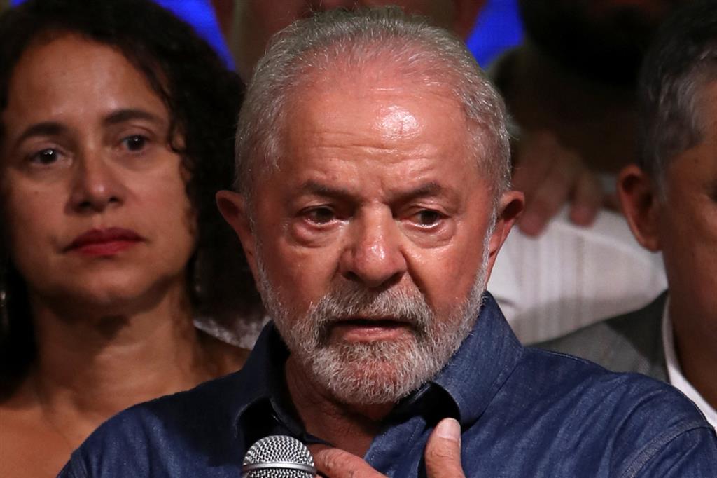 L'annuncio sui vaccini del presidente brasiliano Lula, proteste