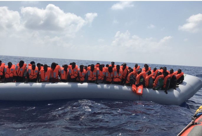 È all’ordine del giorno del Consiglio dei ministri di stasera, e dovrà solo essere approvato, ma già la bozza del Decreto Sicurezza sta delineando una stretta verso le Ong del mare.
