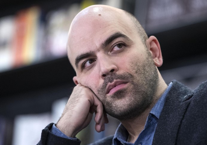 migranti cacciari contro saviano