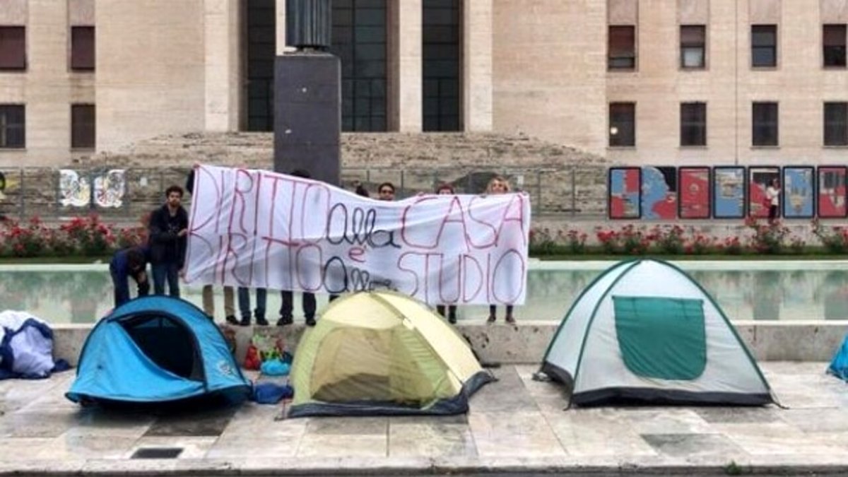 protesta caro affitti studenti