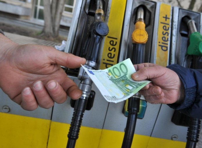 benzina 2 euro litro