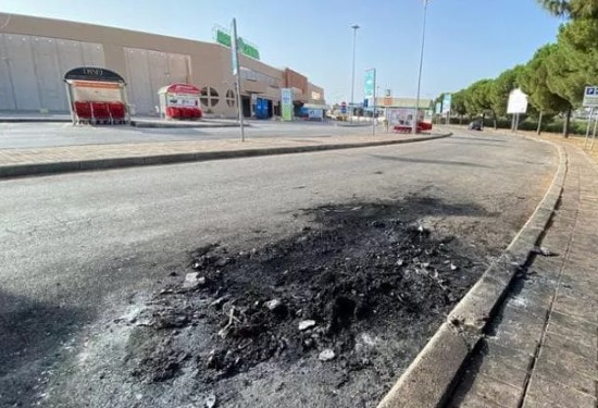 auto elettrica fuoco cadavere