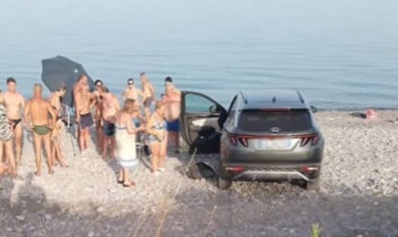 auto elettrica da sola spiaggia