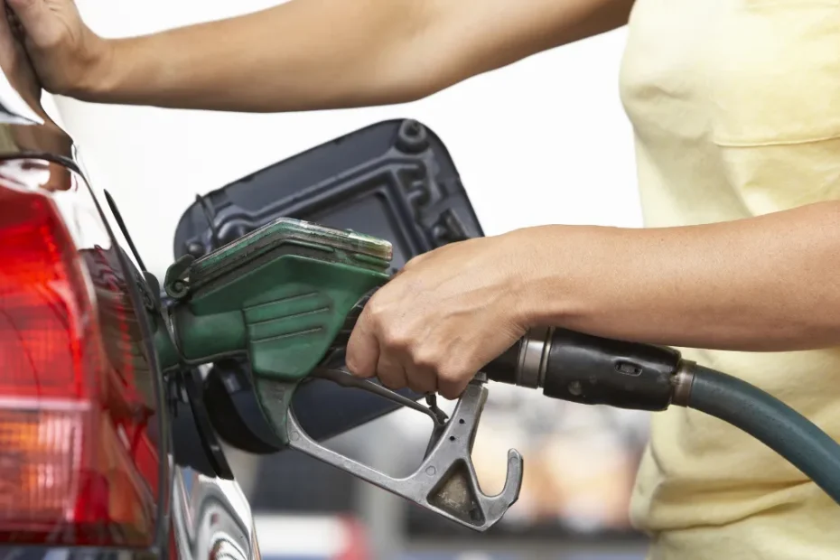 Distributore di benzina con prezzi diesel oltre 2 euro al litro 1 maggio 2026 la scadenza taglio accise