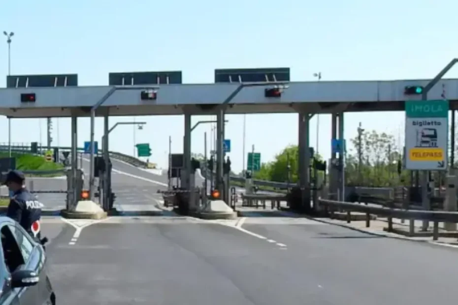Casello autostradale con barriere e corsie telepass dove è vietata la retromarcia articolo 176 CdS. Rischi la multa e 10 punti sulla patente.