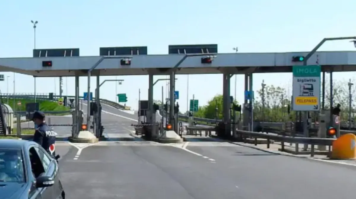 Casello autostradale con barriere e corsie telepass dove è vietata la retromarcia articolo 176 CdS. Rischi la multa e 10 punti sulla patente.