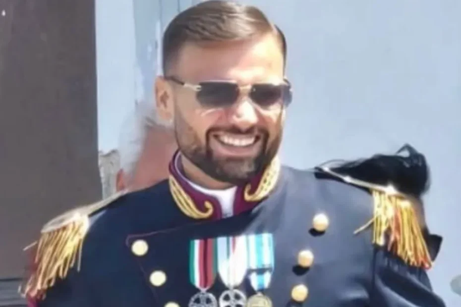 Francesco Schiavone, 38 anni, poliziotto in servizio presso la Squadra Mobile di Napoli, è morto improvvisamente per un malore. Lascia la moglie e due bambini. Aperta una raccolta fondi per sostenere la famiglia.