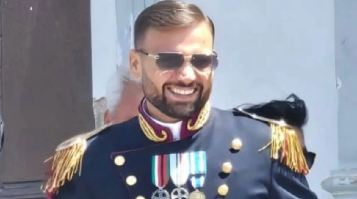 Francesco Schiavone, 38 anni, poliziotto in servizio presso la Squadra Mobile di Napoli, è morto improvvisamente per un malore. Lascia la moglie e due bambini. Aperta una raccolta fondi per sostenere la famiglia.