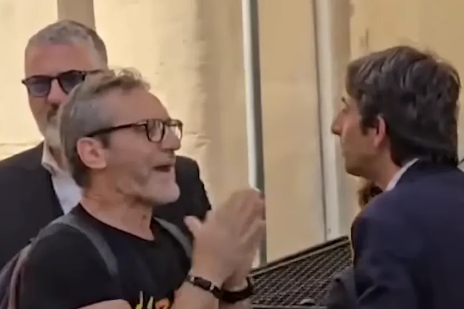 Donzelli fermato da un passante fuori da Montecitorio: tensione durante l’intervista sull’immigrazione