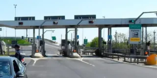 Casello autostradale con barriere e corsie telepass dove è vietata la retromarcia articolo 176 CdS. Rischi la multa e 10 punti sulla patente.