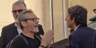 Donzelli fermato da un passante fuori da Montecitorio: tensione durante l’intervista sull’immigrazione